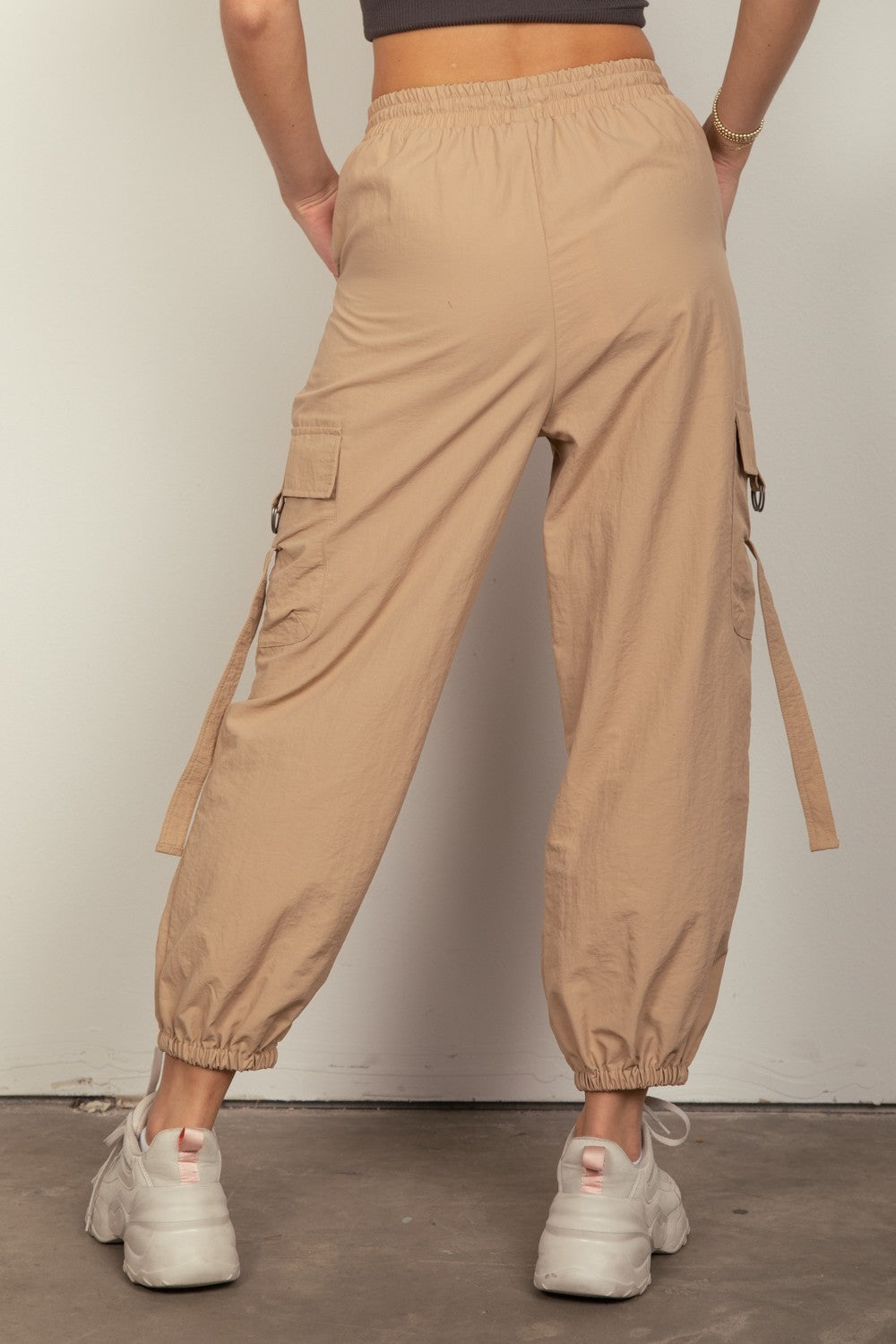 VERY J Elastic Waist Woven Women's Cargo Pants (Tan)