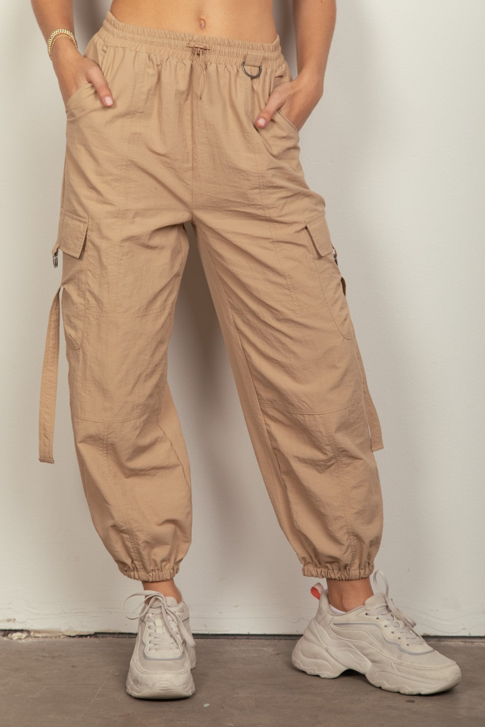 VERY J Elastic Waist Woven Women's Cargo Pants (Tan)