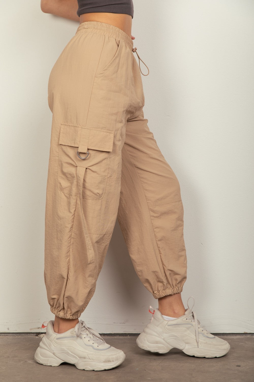 VERY J Elastic Waist Woven Women's Cargo Pants (Tan)